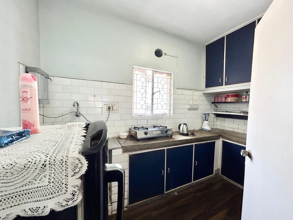 Kitchen or kitchenette, minibar, stove