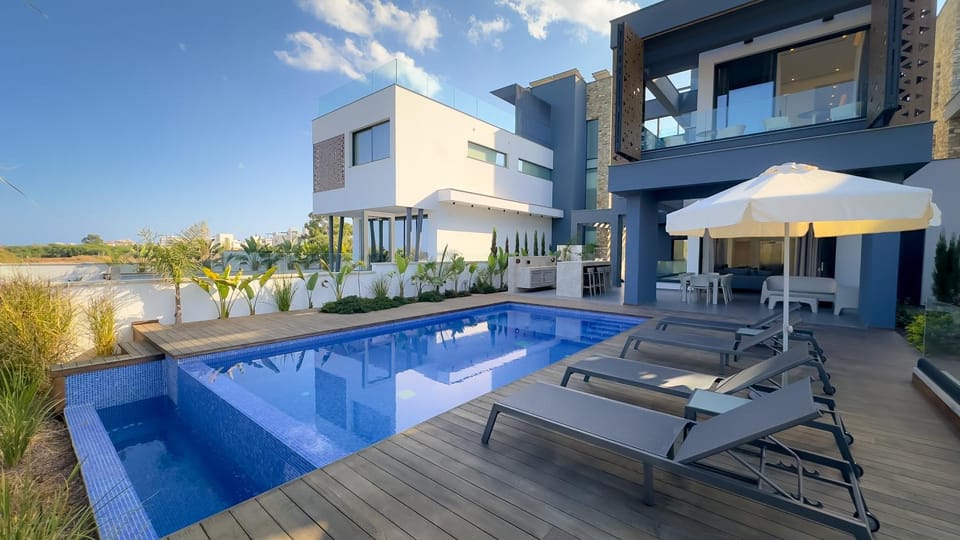 Property building, Day, View (from property/room), Balcony/Terrace, Pool view, Swimming pool, Swimming pool, sunbed