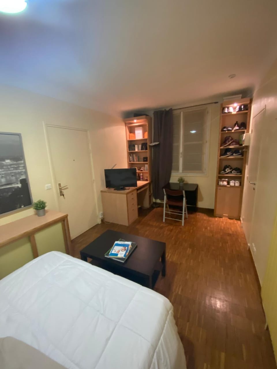 Bed, TV and multimedia, Photo of the whole room, Seating area, Bedroom