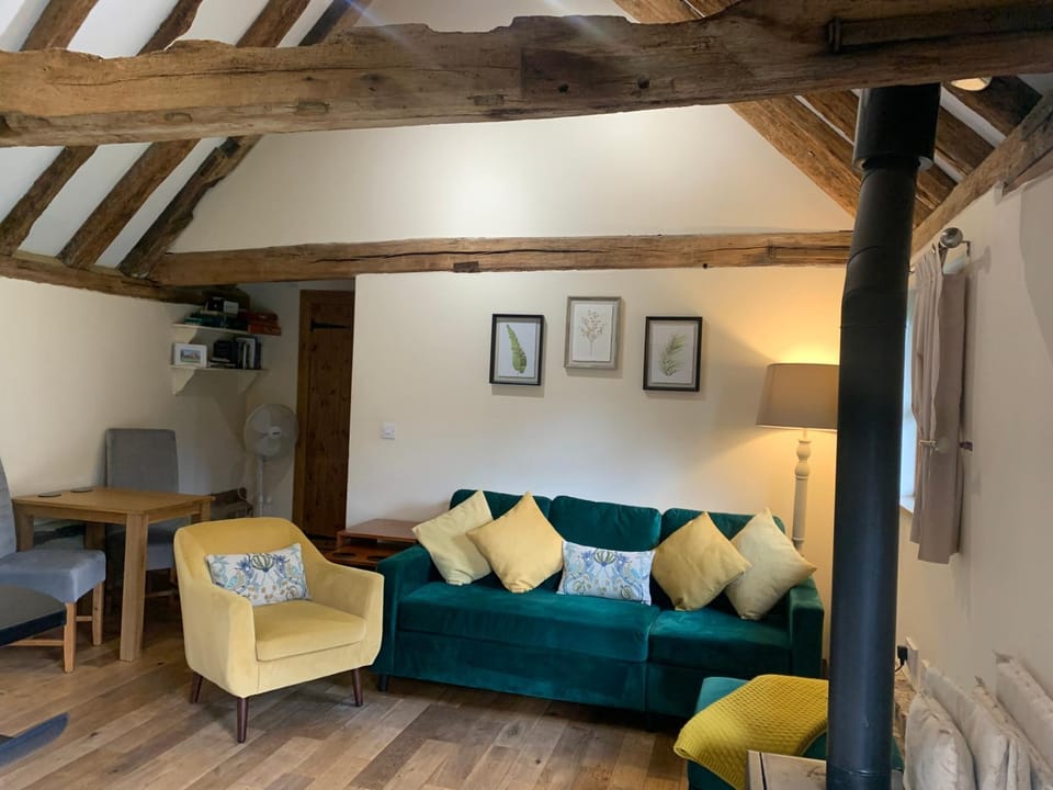 NEW Cosy cottage - Lake view & Log Burner - Dog proof garden House in Rother District
