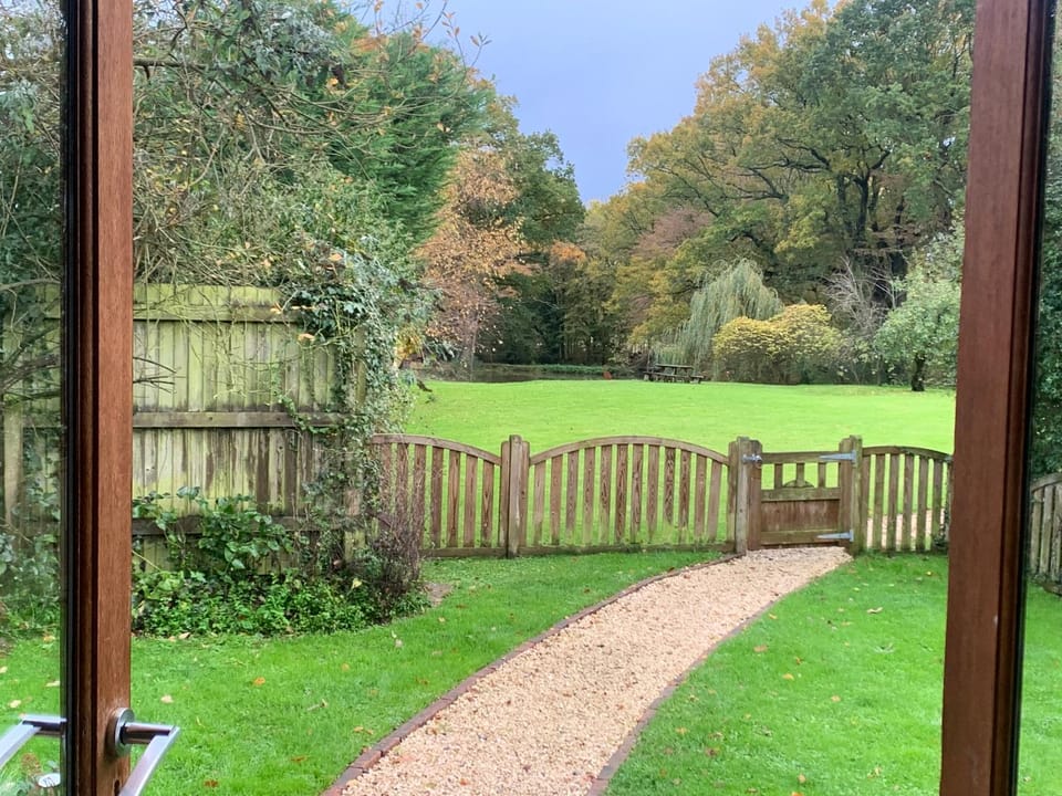 NEW Cosy cottage - Lake view & Log Burner - Dog proof garden House in Rother District