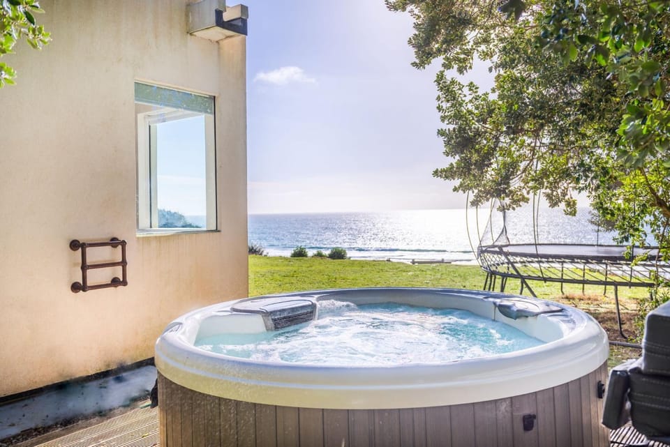 Property building, Day, Natural landscape, Hot Tub, Sea view