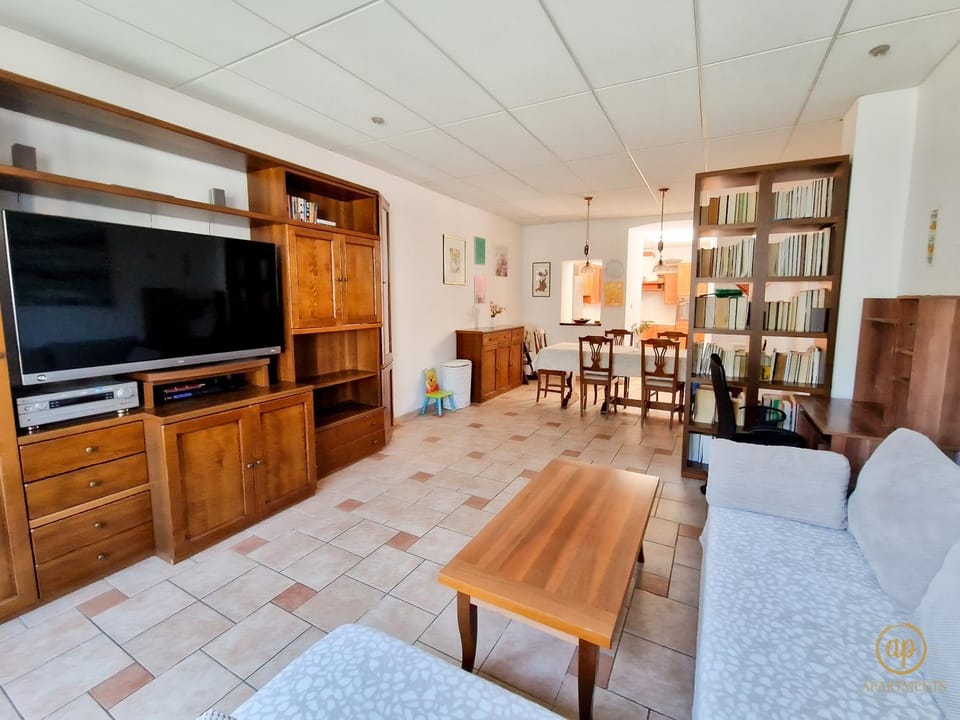 TV and multimedia, Living room, Seating area, Dining area