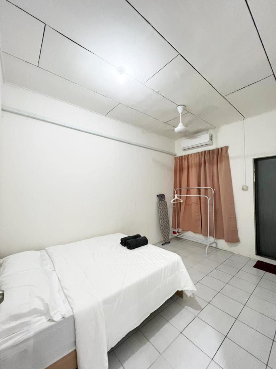 Bedroom, fireplace, towels, air conditioner