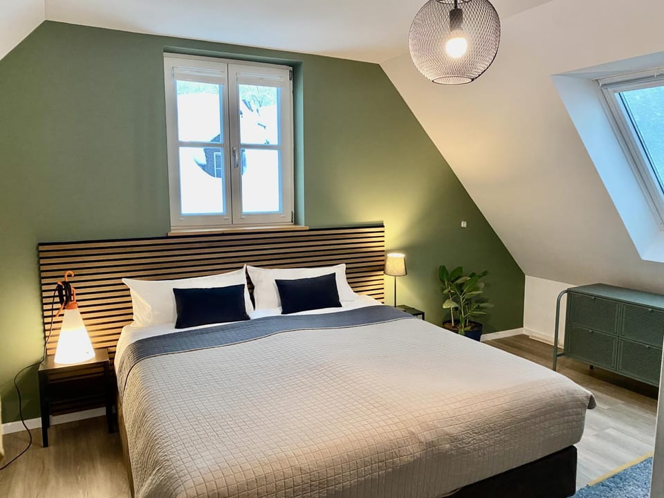 Photo of the whole room, Bedroom