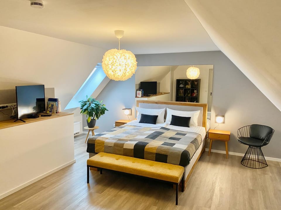 Photo of the whole room, Bedroom