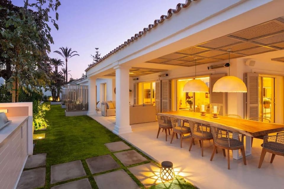 Beachfront Villa La Luisa, Golden Mile, Marbella Villa in Marbella