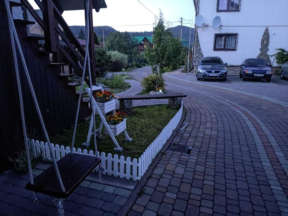 Property building, Day, Neighbourhood, Location, Parking