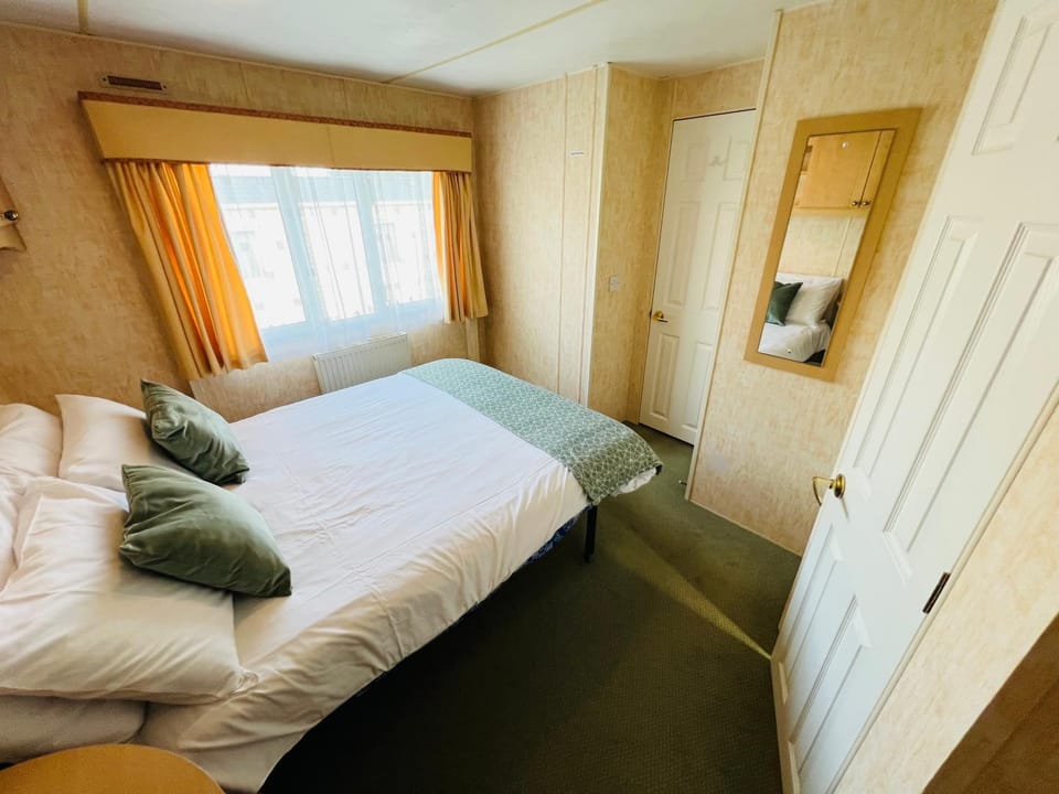 Bed, Photo of the whole room, Bedroom, wardrobe
