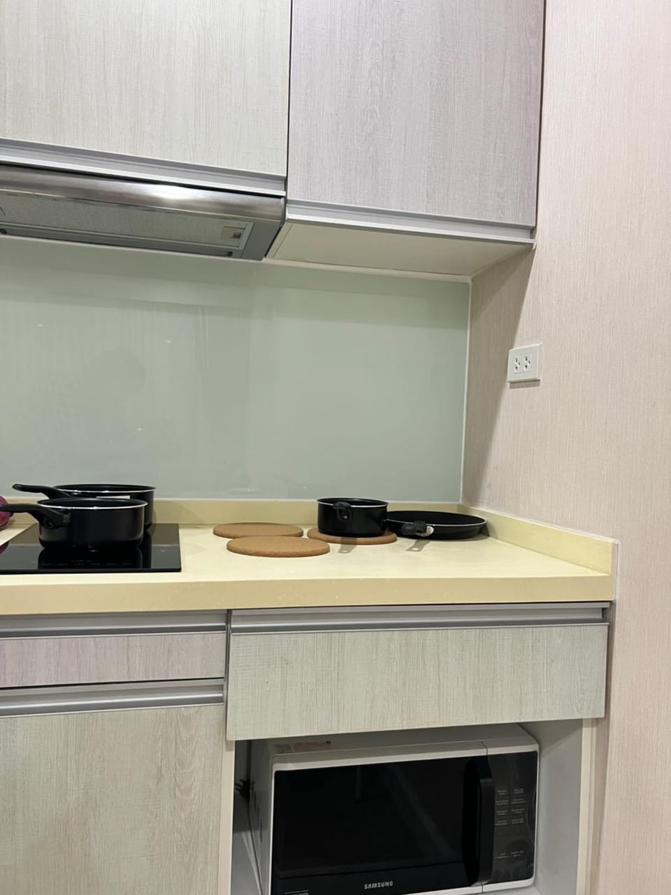 Kitchen or kitchenette, minibar, stove