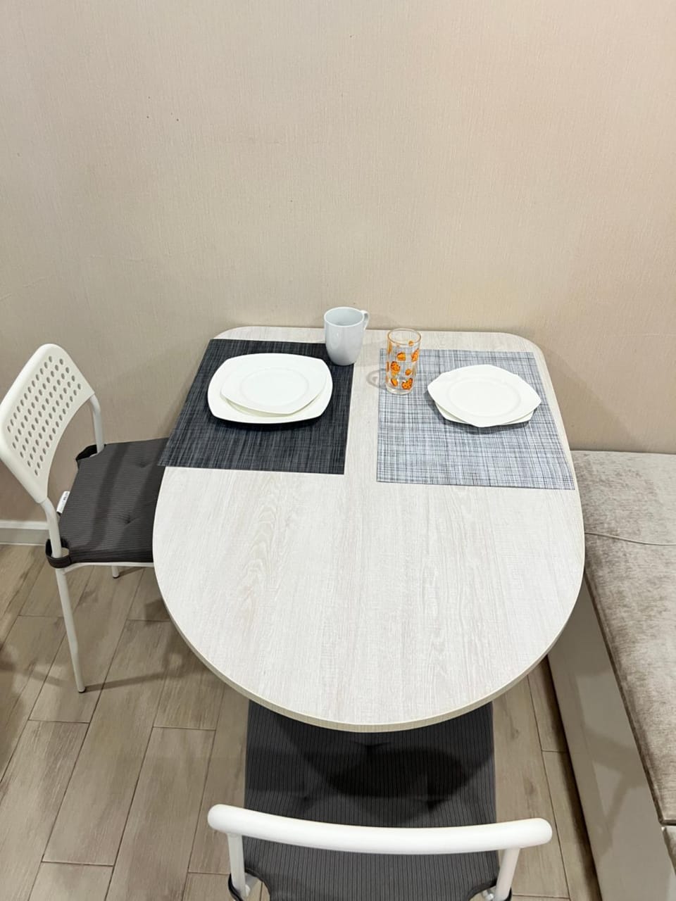 Food and drinks, Seating area, Dining area, Food