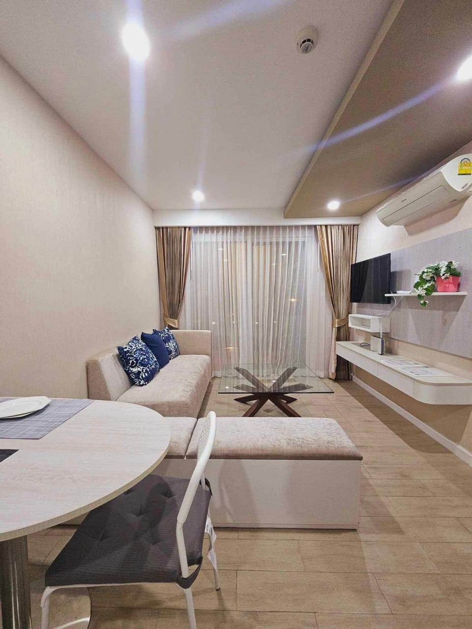 TV and multimedia, Living room, Seating area, Dining area
