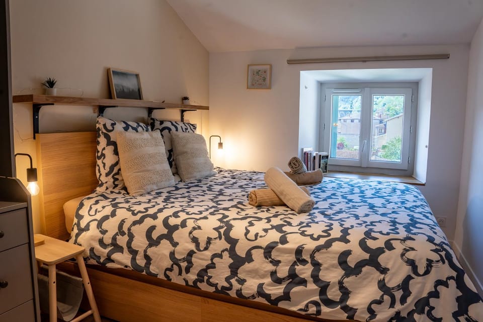 Bed, Bedroom, towels