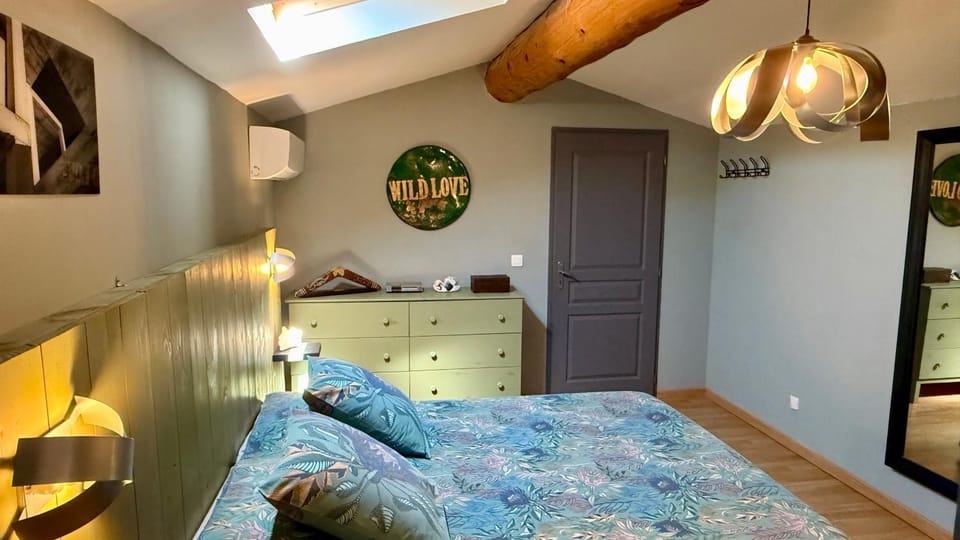 Photo of the whole room, Bedroom