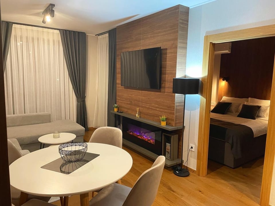 Bed, TV and multimedia, Living room, Seating area