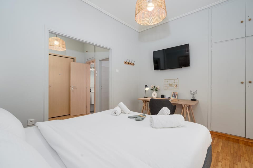 Bed, TV and multimedia, Bedroom, hair dresser, towels