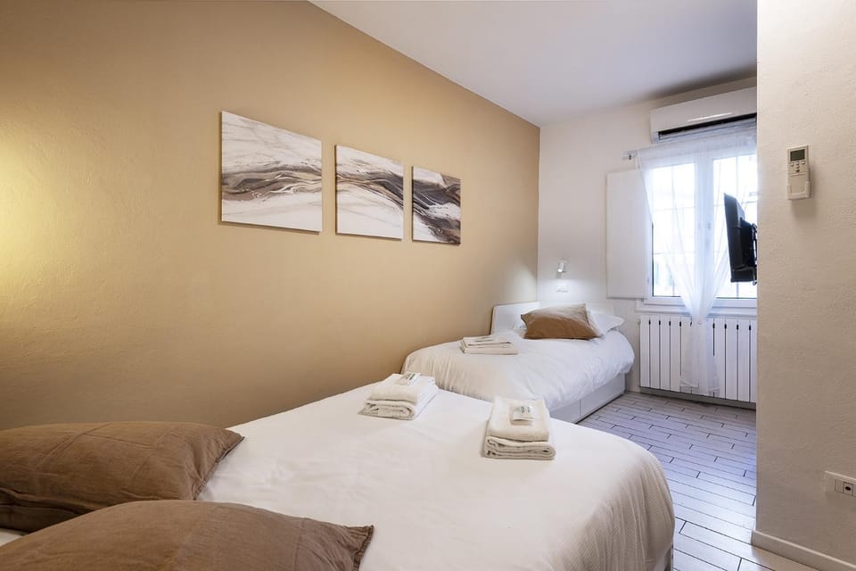 Bed, TV and multimedia, Photo of the whole room, Bedroom, towels, wardrobe, air conditioner