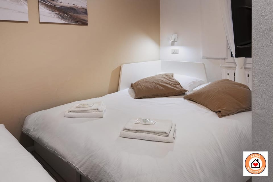 Bed, TV and multimedia, Photo of the whole room, Bedroom, towels, wardrobe, air conditioner