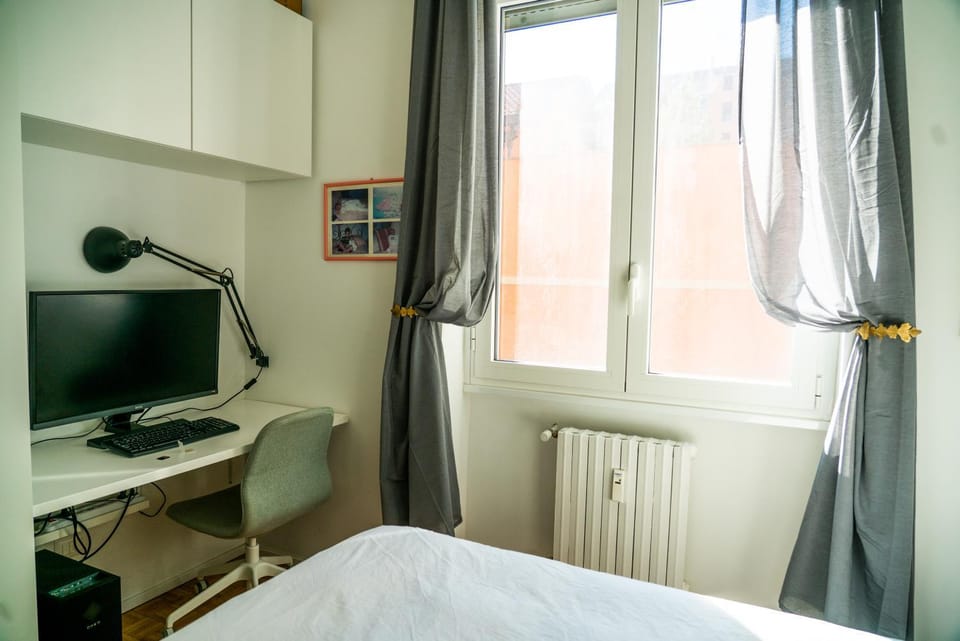 Bed, Photo of the whole room, Seating area, Bedroom, hair dresser, internet