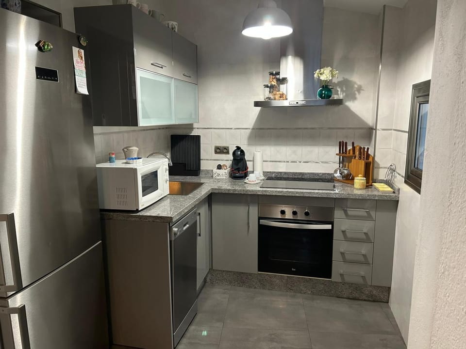 Kitchen or kitchenette, minibar