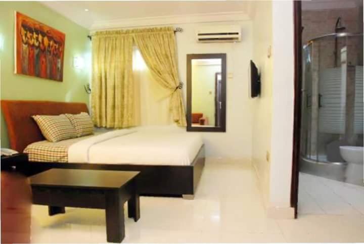 Photo of the whole room, Bedroom