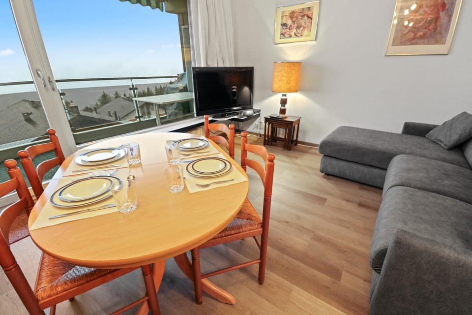 Communal lounge/ TV room, TV and multimedia, Living room, Seating area, Dining area