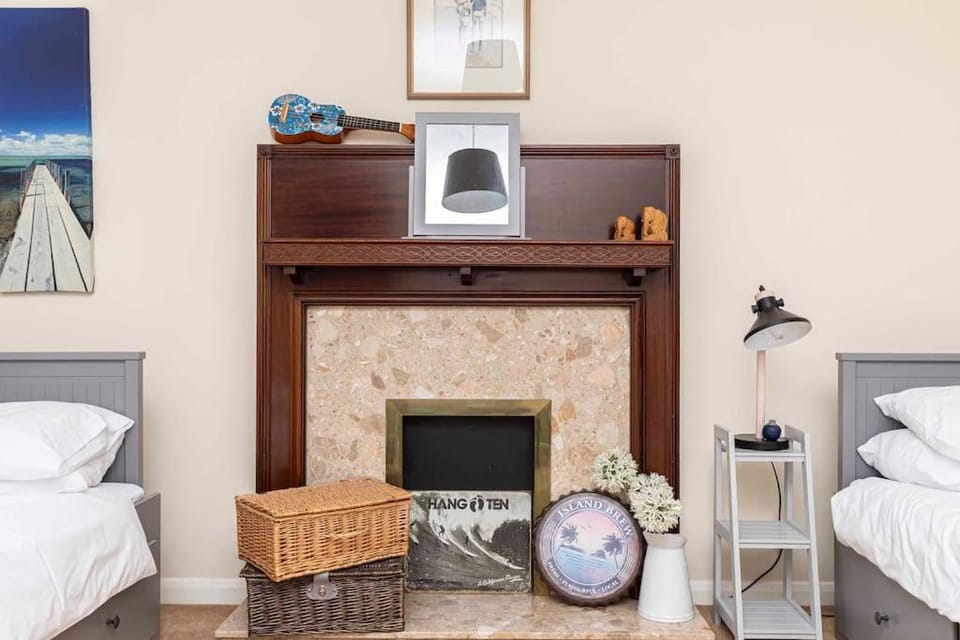 Bedroom, flat iron