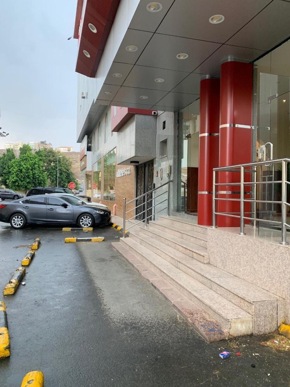 Facade/entrance, Neighbourhood