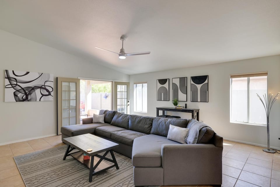 Golf Course View! Dog-Friendly Retreat in Glendale House in Glendale