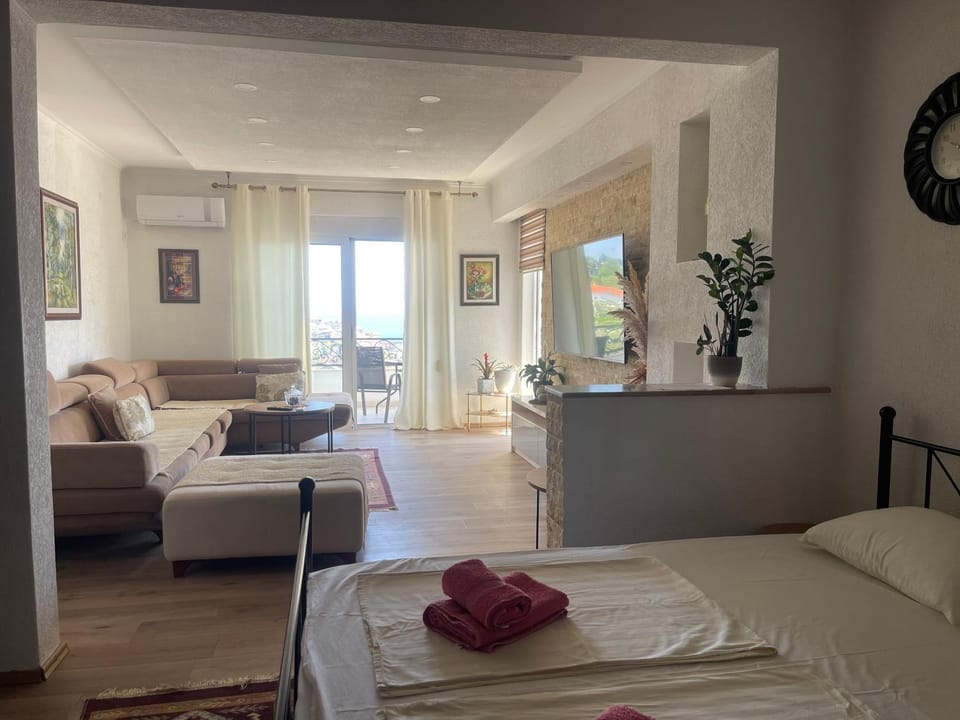 Photo of the whole room, Bedroom