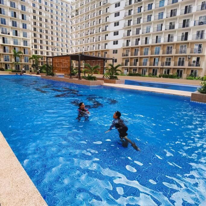 Property building, Day, People, Pool view, Swimming pool, group of guests