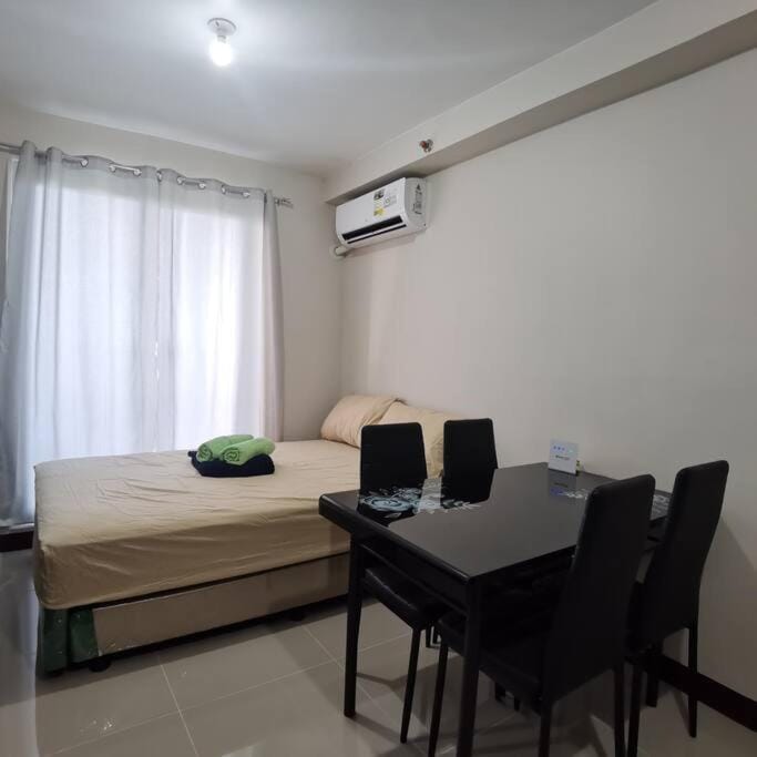 Bed, Living room, Photo of the whole room, Seating area, Dining area, air conditioner