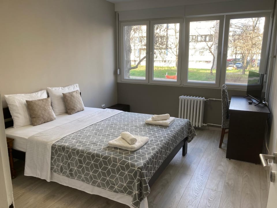 Bed, TV and multimedia, Bedroom