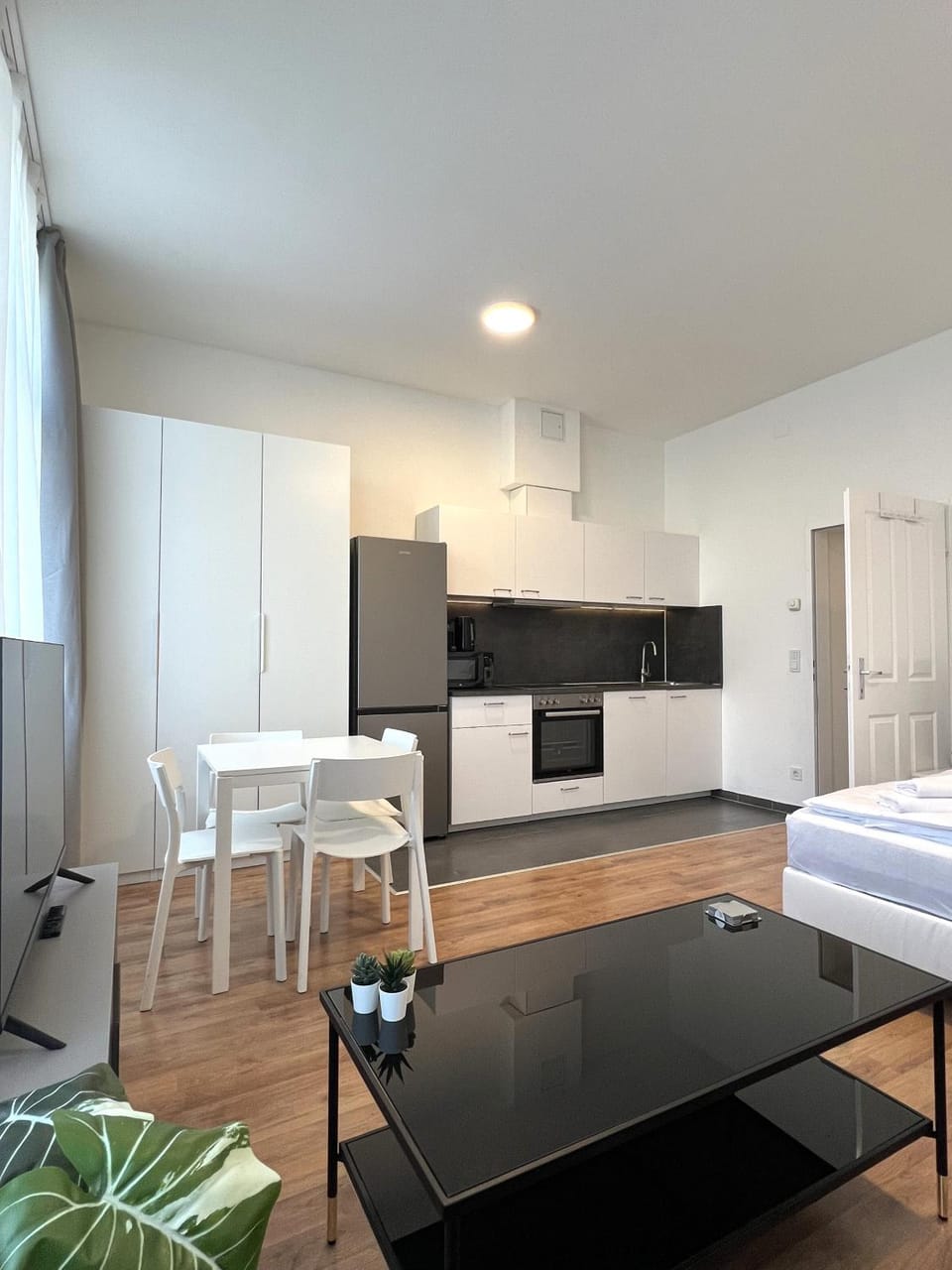 Kitchen or kitchenette, Photo of the whole room, Dining area, minibar, pet friendly, stove