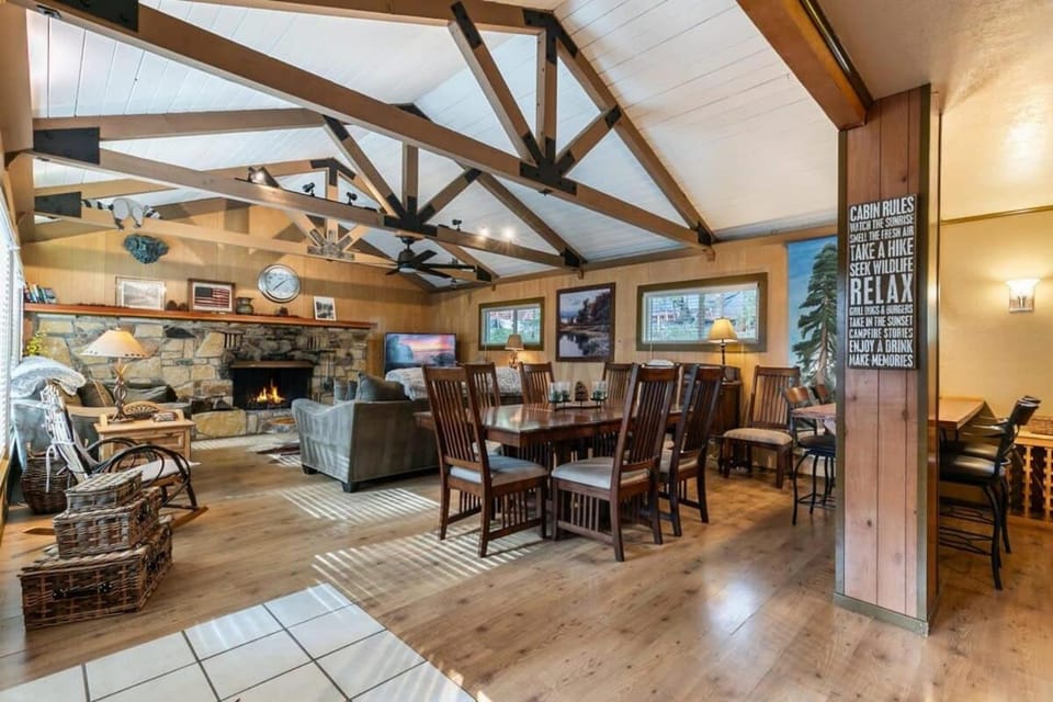 Classic 3BD Tahoe Cabin with Hot Tub Cabin in Lake Tahoe