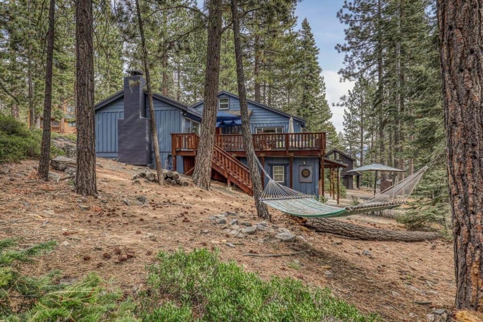 Classic 3BD Tahoe Cabin with Hot Tub Cabin in Lake Tahoe