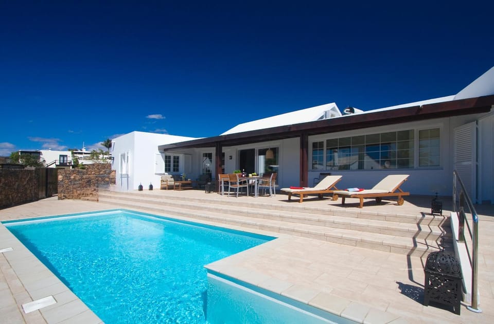 Pool view, Swimming pool, sunbed