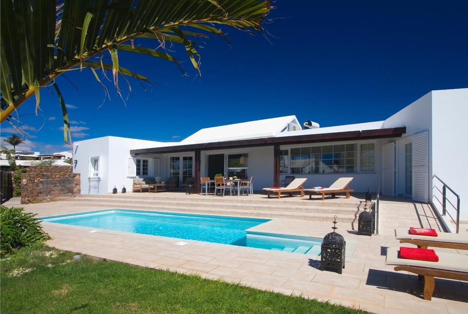 Pool view, Swimming pool, sunbed