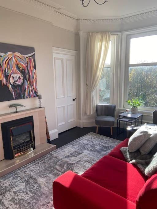 Beautiful traditional top floor flat in the center of Largs Apartment in England