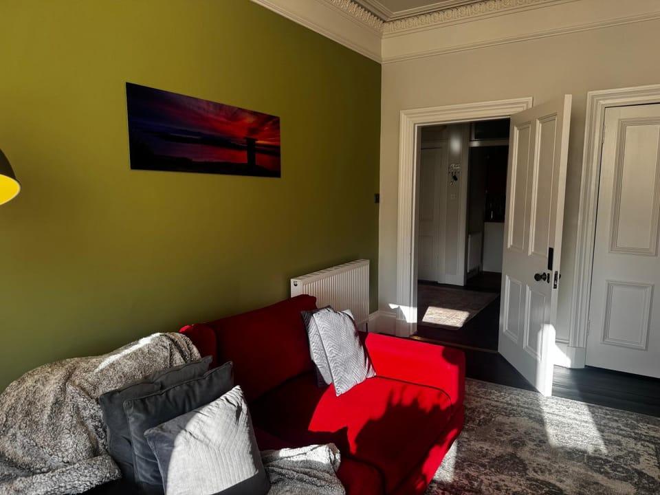 Beautiful traditional top floor flat in the center of Largs Apartment in England