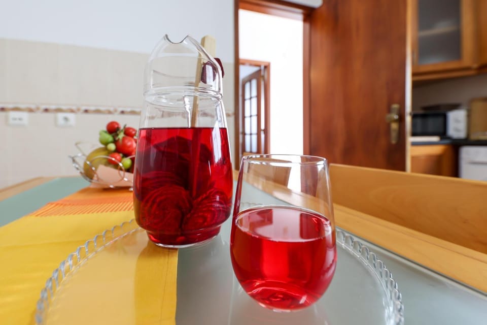Kitchen or kitchenette, Food and drinks, Dining area