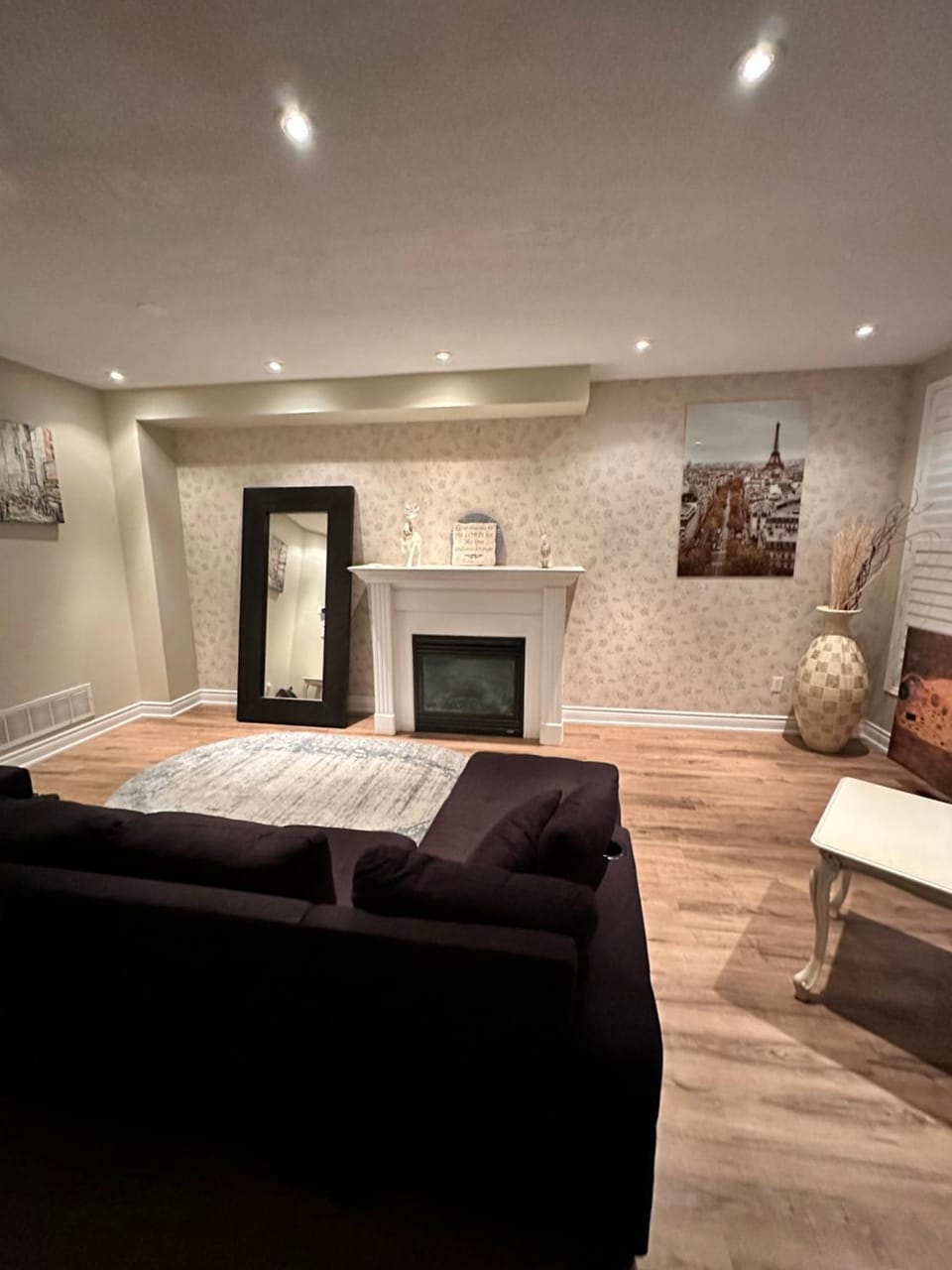 Beautiful Master bedroom unit with private washroom Vacation rental in Brampton