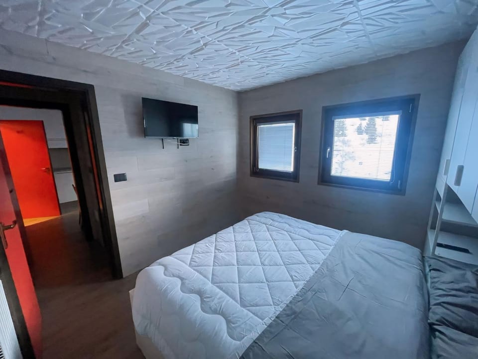 Bed, TV and multimedia, Photo of the whole room, Bedroom