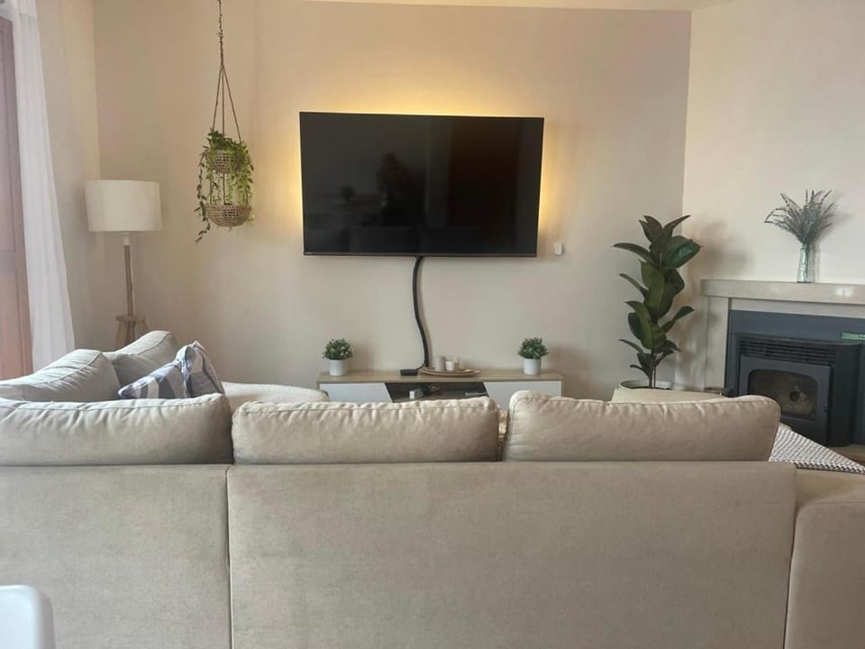 Communal lounge/ TV room, TV and multimedia, Living room, Seating area