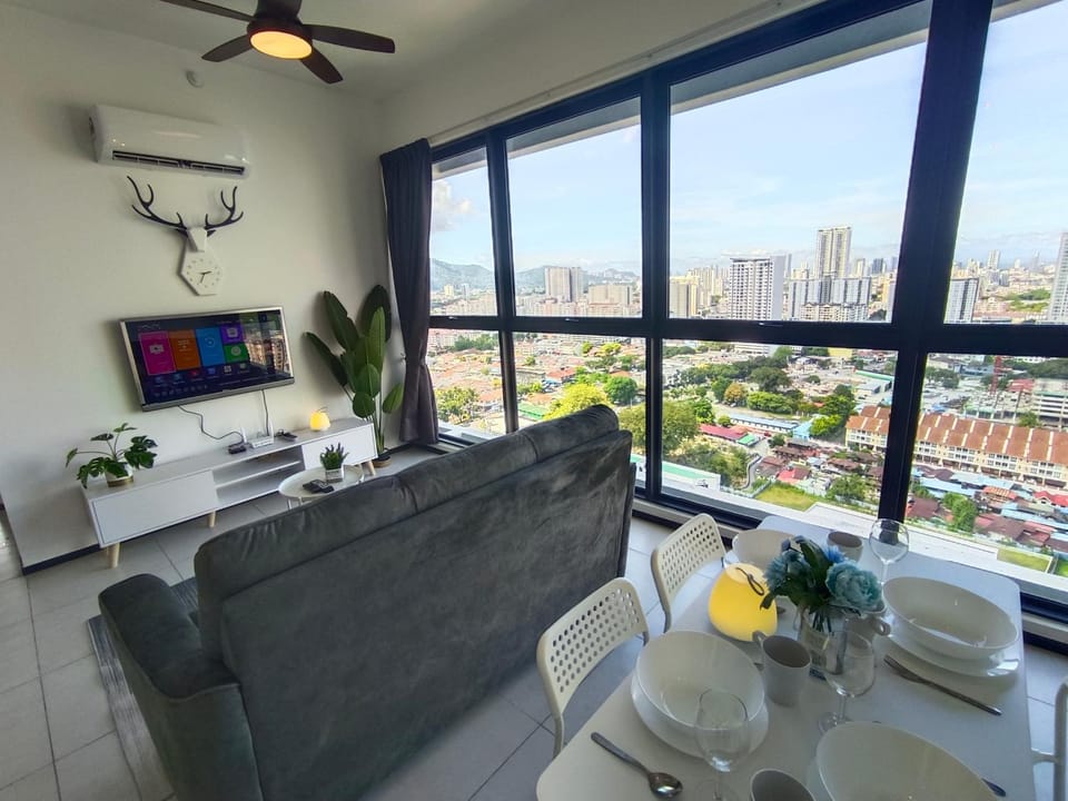 Infinity Pool, Georgetown, Up to 11 Pax, 2 Bedrooms, 2 Bathrooms, 2 Car Parks by Star Home Apartment in George Town