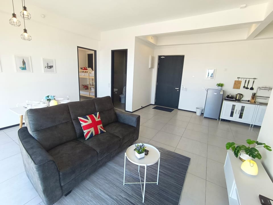 Infinity Pool, Georgetown, Up to 11 Pax, 2 Bedrooms, 2 Bathrooms, 2 Car Parks by Star Home Apartment in George Town