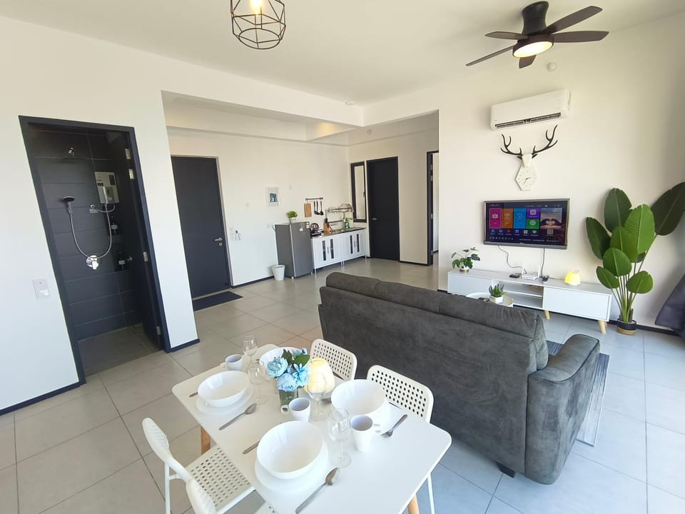 Infinity Pool, Georgetown, Up to 11 Pax, 2 Bedrooms, 2 Bathrooms, 2 Car Parks by Star Home Apartment in George Town