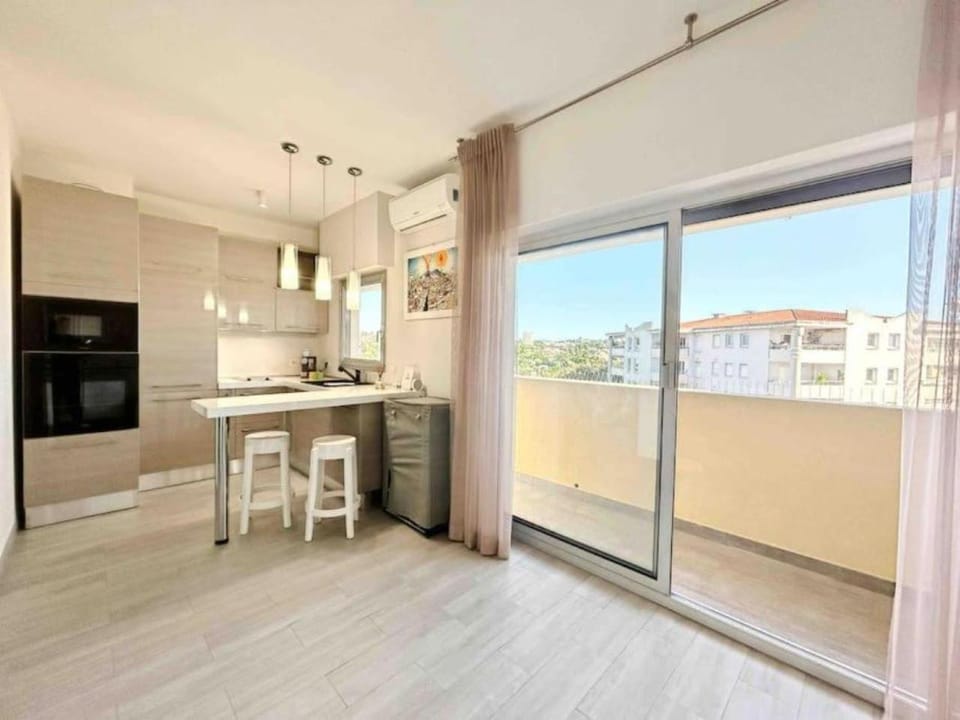 View (from property/room), Balcony/Terrace, Kitchen or kitchenette, Dining area, Breakfast, minibar, oven, stove, kitchen