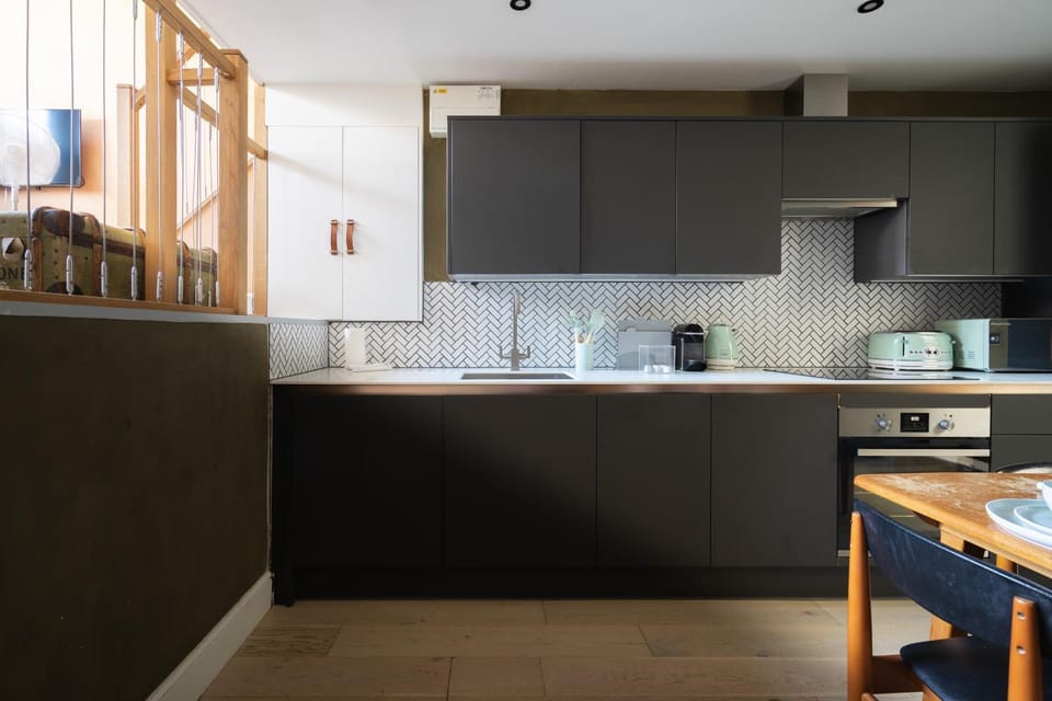 Coffee/tea facilities, Kitchen or kitchenette, Decorative detail, microwave, oven, stove, toaster