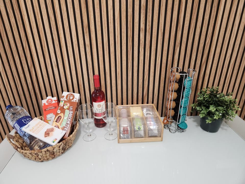 Coffee/tea facilities, Food and drinks